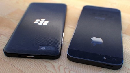 Mặt sau của iPhone 5 với BlackBerry Z10 phiên bản đen