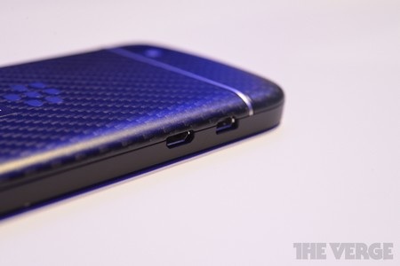 2 cổng kết nối ở cạnh trái