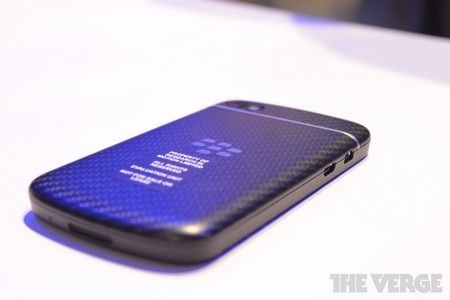 Mặt sau với kiểu thiết kế các đường vân đẹp mắt