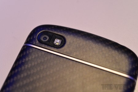 Camera 8 megapixel kèm đèn flash