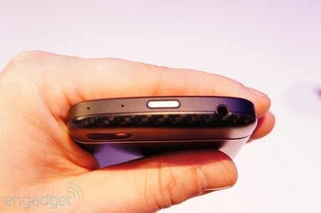 Nút nguồn và giắc cắm phone cũng được bố trí ở cạnh trên