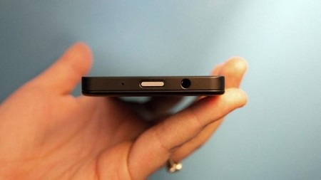 Nút nguồn và giắc cắm phone 3,5-mm ở cạnh trên