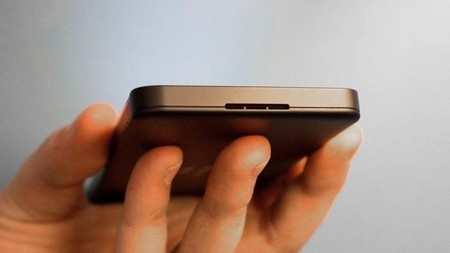 Khe hở ở cạnh dưới cho phép dễ dàng tháo lớp vỏ sau của máy