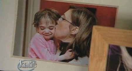 Brooke Greenberg trong thân xác của một đứa trẻ, bên cạnh mẹ của mình