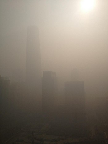 Hình ảnh thủ đô Bắc Kinh “mờ ảo” trong khói bụi