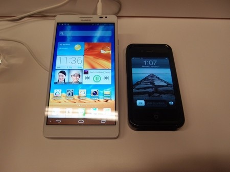 iPhone 4S (phải) trở nên nhỏ bé khi đặt cạnh Huawei Ascend Mate