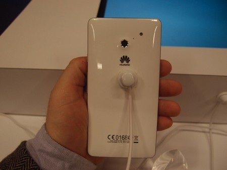 Mặt sau với camera 13 megapixel