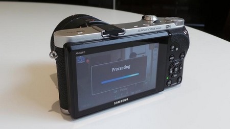 Màn hình OLED rộng 3,32-inch ở sau