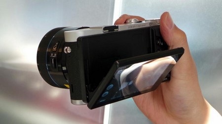 Màn hình có khả năng lật để thay đổi góc nhìn