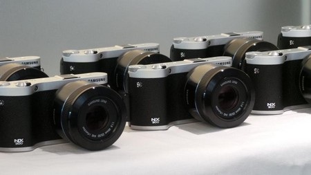 Máy gồm phiên bản trắng và đen