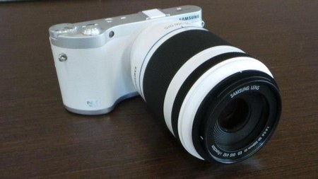 Máy gồm phiên bản trắng và đen