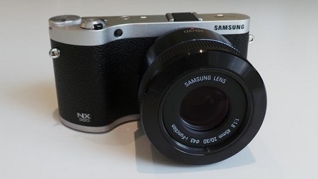 Máy gồm phiên bản trắng và đen