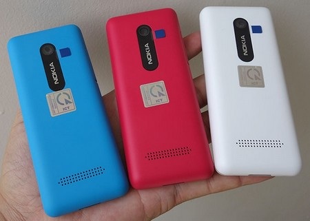 Mặt sau có phong cách thiết kế liên tưởng đến dòng smartphone Lumia