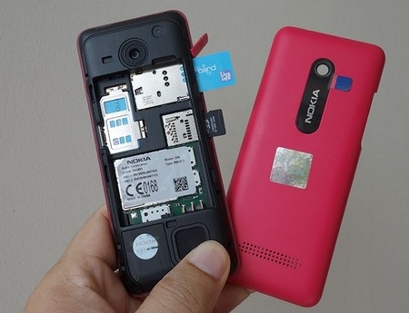 Máy có 1 SIM lắp bên trong, 1 SIM lắp bên ngoài