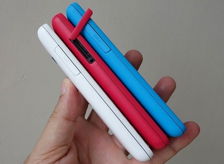 Máy có 1 SIM lắp bên trong, 1 SIM lắp bên ngoài