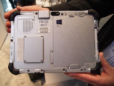 Mặt sau của máy, pin có thể tháo rời và thay thế