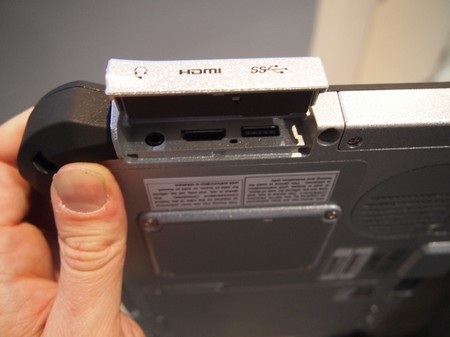 Các cổng kết nối được bảo vệ kỹ càng