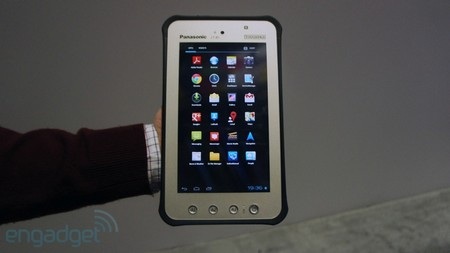 Máy có màn hình rộng 7-inch nhưng cảm giác khá dài