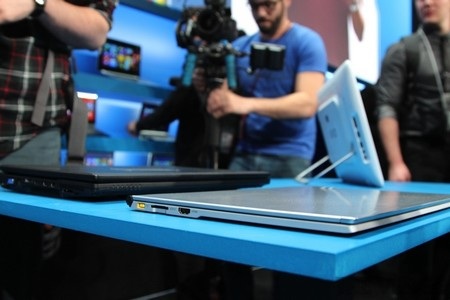 Khoe độ mỏng ấn tượng khi đặt cạnh một chiếc laptop thông thường