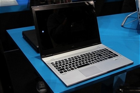 Máy có thiết kế vuông vức và mạnh mẽ