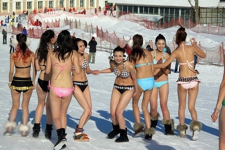 Áo ấm luôn được túc trực để choàng lên người sau mỗi bức ảnh chụp