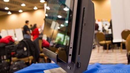 Máy được trang bị cả ổ đĩa quang