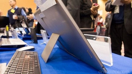 Phần đế dựng phía sau màn hình để giúp dựng đứng chiếc máy tính bảng cỡ lớn này