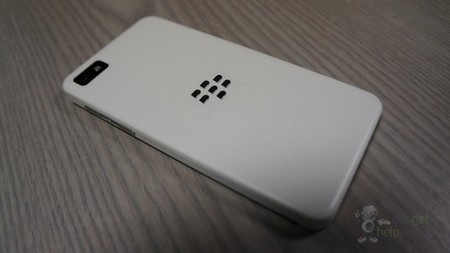 Mặt sau nổi bật với logo BlackBerry màu bạc