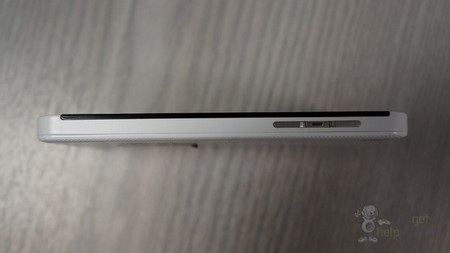 Ở giữa 2 phím điều chỉnh âm lượng ở cạnh phải là phím kích hoạt chức năng điều khiển bằng giọng nói