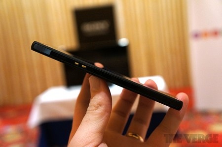 Dù được trang bị chức năng chống nước, chống bụi nhưng Xperia Z vẫn có độ mỏng ấn tượng