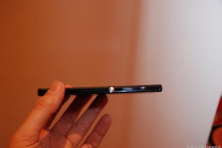 Nút nguồn trên Xperia Z được thiết kế to và nổi bật để thuận tiện hơn cho người dùng khi bấm