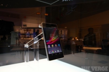 Xperia ZL có thiết kế ngắn hơn so với “người anh em” Xperia Z