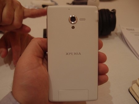 Mặt sau Xperia ZL bằng nhựa