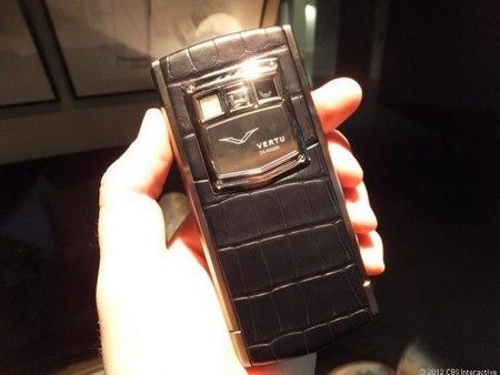 Mặt sau phiên bản có lớp vỏ bằng da cá sấu