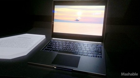 Màn hình rộng 12,85-inch, bàn phím với đèn nền backlit