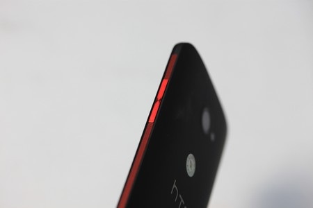 Phím điều chỉnh âm lượng ở cạnh phải thiết kế khá đẹp mắt