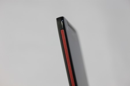 Cạnh trái trơn và không có nút bấm nào