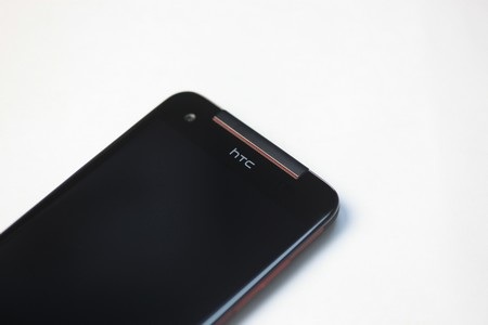 Loa thoại và camera phụ ở mặt trước