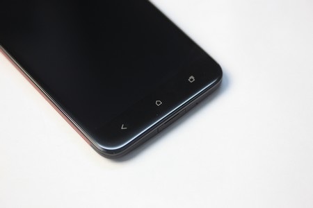 Bên dưới mặt trước là 3 nút bấm cảm ứng