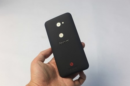 Mặt sau với camera 8 megapixel và đèn flash LED. Loa ngoài nằm ở bên dưới mặt sau