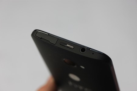 Cạnh trên với nút nguồn, khe cắm thẻ nhớ và giắc cắm tai nghe 3.5mm