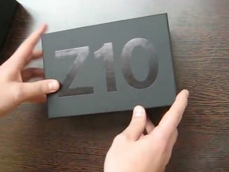Hộp đựng của BlackBerry Z10 không khác biệt so với phiên bản trắng và đen