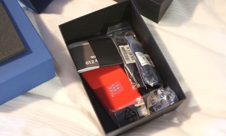 Mở hộp BlackBerry Z10 phiên bản đỏ