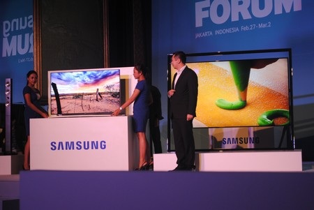 Samsung giới thiệu 2 mẫu tivi F8000 (trái) và UHD 85S9 (phải)