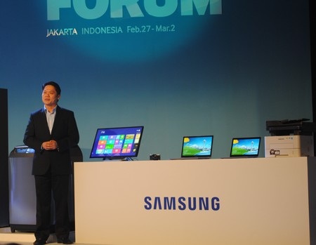 Bộ đôi sản phẩm thuộc dòng Series 7 (phải) và màn hình cảm ứng Series 7 Touch (trái)