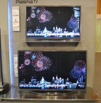 Tivi Plasma Series 8 với chân đế vòng cung độc đáo