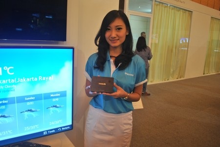 Tivi Plasma Series 8 với chân đế vòng cung độc đáo