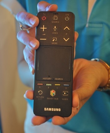 Tivi Plasma Series 8 với chân đế vòng cung độc đáo