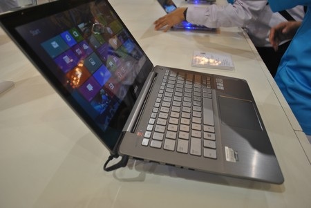 Máy có thiết kế mỏng với lớp vỏ bằng kim loại. Máy hỗ trợ cả màn hình cảm ứng