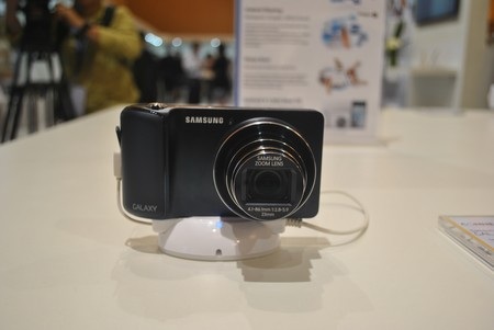 Máy ảnh Galaxy Camera Wifi, hoạt động trên nền tảng Android